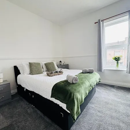 Bolton Terrace - 2 Bedrooms - Sleeps 4 *